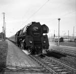 DR 01 0517-1 mit dem D 504 von Saalfeld nach Berlin Lichtenberg, vermutlich im Jahr 1979 beim Halt in Naumburg Hbf.