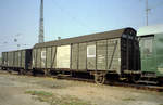 Abgestellte Bauzugwagen im Oktober 1991 in Naumburg Hbf.