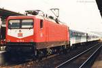 DB 112 171-4 mit einem InterRegio Richtung Bad Kösen, am 25.04.1997 in Naumburg Hbf.