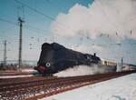 Am 07.02.1996 kommt die DB 01 1102 von Halle (S) auf der Fahrt nach Meiningen durch Naumburg Hbf.