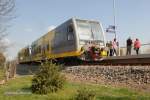 Burgenlandbahn 672 910  Stadt Wei�enfels  + 672 916  Burgenlandkreis  als RB 34872 Naumburg Ost nach Wangen, am 24.03.2012 beim Halt am neuen Hp Ro�bach.