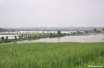 Am 02.06.2013 war das Unstruttal noch vom Hochwasser gezeichnet, als die RB 34878 von Naumburg Ost bei Kleinjena nach Wangen unterwegs war.