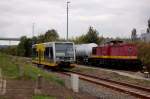 W�hrend am 01.09.2014 Burgenlandbahn 672 901 als RB 34872 (Naumburg Ost - Wangen) unterwegs ist, wartet in Karsdof Bbf die EBS 202 487-5 mit Kesselwagen, um diese in den Anschluss der EBS zu ziehen. (Foto: dampflok015)