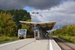 Burgenlandbahn GmbH 672 906 als RB 34875 von Wangen nach Naumburg Ost, am 27.09.2015 beim Halt in Laucha.