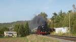 Die 41 1144-9 der IGE Werrabahn-Eisenach war am 02.10.2021 mit dem  Rotkäppchen-Express II  von Zeulenroda unt Bf nach Freyburg unterwegs.