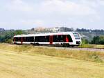 Abellio 1648 422 als RB 80556 von Naumburg (S) Ost nach Nebra, am 19.09.2024 auf der Unstrutbahn bei Zingst. Nach Wangen (U) geht es ab Nebra mit dem Schienenersatzverkehr weiter.
