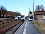 abellio 1648 448 als RB 80586 (Naumburg Ost - Wangen) und 1648 407 als RB 80587 (Wangen - Naumburg Ost), am 05.03.2019 bei Kreuzung im Bahnhof Nebra.
