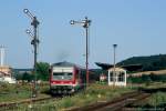 DB 628 600-8 als RB 26988 von Naumburg Hbf nach Nebra, am 18.07.2006 bei der Ausfahrt in Laucha.