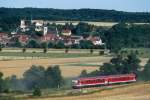 Ein unbekannter Tw der BR 628 als RB 26988 von Naumburg Hbf nach Nebra, am 16.07.2006 zwischen Freyburg und Kleinjena.