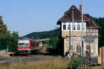DB 628 605 als RB 26988 nach Nebra, am 02.07.2006 bei der Ausfahrt in Laucha. (Foto: Andreas Herold, www.dampf-ade.de)