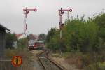 DB 642 221 + 642 219 als RB 34883 von Nebra nach Naumburg Ost, am 13.09.2014 bei der Einfahrt in Laucha.