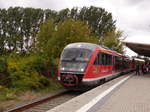 DB 642 188  Joseph von Fraunhofer  + 642 162  Hansestadt Gardelegen  als RB 26881 von Nebra nach Naumburg Ost, am 09.09.2017 beim Halt in Laucha.