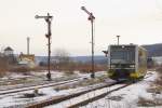 Burgenlandbahn 672 903 als RB 34870 von Naumburg Ost nach Wangen, bei der Ausfahrt in Laucha; 13.12.2010
