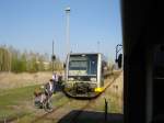 672 911-5 mit neuer Zielbeschriftung  Wangen (Arche Nebra)  am 12.04.2009 im Bahnhof Vitzenburg.