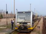 Burgenlandbahn 672 917-2 als RB von Naumburg Ost nach Nebra, am 04.04.2009 im Bf Vitzenburg.