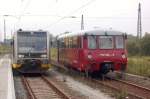 BLB 672 913 als RB 34875 (Wangen - Naumburg Ost) und EBS 772 345-5 als Tfzf von Gera nach Karsdorf, am 15.09.2014 in Naumburg Hbf.