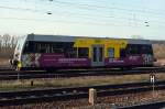 Burgenlandbahn 672 915, mit Werbung für das Weltkulturerbe Saale-Unstrut, als RB von Naumburg Ost nach Wangen, am 12.04.2015 in Naumburg Hbf.