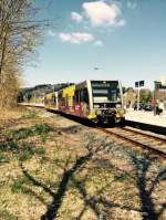 Burgenlandbahn 672 915 + 672 xxx als RB 34875 von Wangen nach Naumburg Ost, am 19.04.2015 beim Halt in Freyburg.