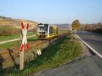 Ein Triebwagen der Burgenlandbahn als RB von Naumburg Hbf nach Artern, im Herbst 2006 bei Balgst�dt.