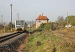 Burgenlandbahn 672 907 als RB von Wangen (U) nach Naumburg (S) Ost, am 31.10.2014 bei der Ausfahrt aus dem Bahnhof Vitzenburg. (Foto: Wolfgang Krolop)