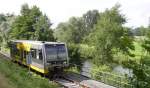 Der leichte zweiachsige VT 672 907-3  Stadt Braunsbedra  ist auf einer seiner Stammstrecken, der Unstrutbahn, unterwegs.