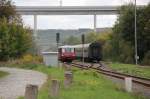 EBS 772 345-5 als Sonderzug nach Freyburg, am 27.09.2015 bei der Bereitstellung in Karsdorf.