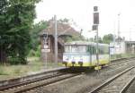 KEG 908 (VT 2.18) als RB 96510 aus Naumburg Hbf, bei der Einfahrt in Artern am 11.07.1998.