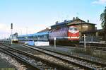 Am 28.09.1995 steht der KEG VT 2.13 als RB 15621 nach Naumburg (S) Hbf im Bahnhof Artern, während die DB 229 126 mit dem E 4987 (Magdeburg Hbf - Erfurt Hbf) Ausfahrt hat. (Foto: Rolf Köstner)