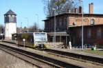 BLB 672 904-0 steht am 18.03.2009 als RB 25977 nach Naumburg Ost abfahrbereit im Bahnhof Nebra.