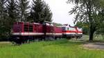 EBS 110 001-5 war am 20.05.2019 mit der EBS 243 822-4 bei Balgstädt unterwegs nach Karsdorf.