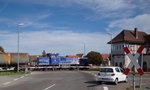 InfraLeuna 210 mit Kesselwagen Richtung Naumburg, am 29.09.2016 am Stellwerk Lw in Laucha.