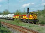 MEG 221 (92 80 1275 221-0 D-MEG) + 220 (92 80 1275 220-2 D-MEG) mit einem Zementzug im Bf Karsdorf; 30.04.2008