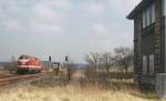 MEG 301 wartet am Stellwerk Laucha Ost die Kreuzung der RB nach Nebra ab.