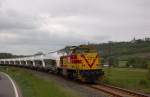 MEG 221 mit neuen Staubgutwagen von Karsdorf nach Gro�korbetha, am 15.05.2014 zwischen Balgst�dt und Freyburg.