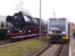 DR 41 1144-9 + Burgenlandbahn 672 910-7  Stadt Wei�enfels  im Bf Karsdorf.