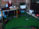 Eisenbahnbetriebsleiter G�nther beim steuern seiner Modelleisenbahn w�hrend unserem 6.