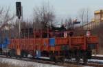 Am 28.01.2014 brachte die PRESS 204 010-6 drei Flachwagen mit einem Schmalspurlokrahmen nach Karsfdorf.
