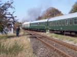 Viele Fotografen s�umten die Strecke, um die herrlichen alten Wagen im Bild festzuhalten, die im Sonderzug aus Nossen eingereiht waren.
