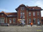 Am 02.03.2013 wurde am Bahnhofsgeb�ude in Naumburg Ost w�hrend einem Arbeitseinsatz der IG Unstrutbahn ein neues Stationschild angebracht.