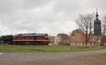 LEG 120 295-1 mit einem Fotogüterzug von Staßfurt nach Nebra, am 12.11.2006 in Nausitz.