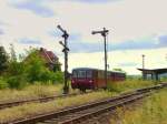 TG Ferkeltaxi 972 771-0 + 171 056-5 als DPE 33890 von Sch�nberg nach Wangen, am 12.07.2009 bei der Ausfahrt in Laucha.