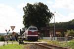 Die 118 770-7 am 10.09.2011 mit dem Winzerfestsonderzug DPE 13492 von Leipzig-Plagwitz nach Karsdorf, am Bahn�bergang in Kleinjena.