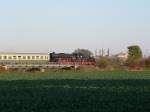 Die abendliche R�ckfahrt nach Eisenach trat die 41 1144-9 Tender voraus an und ist hier am 21.10.2012 mit dem Naumburger Dom im Hintergrund bei Ro�bach zu sehen (Foto: Thomas Menzel)