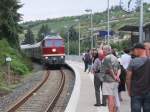 Der Winzerfestsonderzug nach Profen (Leipzig) mit der LEG 132 158-7 erreicht am Abend des 08.09.2013 nach der Abstellung in Karsdorf den Hp Freyburg.