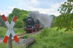 Die 41 1144-9 der IGE Werrabahn-Eisenach mit dem Leerpark des  Rotk�ppchen-Express I  auf der Fahrt von Freyburg in die Abstellung nach Karsdorf, am 21.05.2017 bei Balgst�dt.