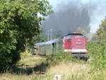 CLR 202 327-3 mit dem DLr 24448 von Freyburg nach Karsdorf, am 08.09.2018 bei der Ausfahrt in Laucha.