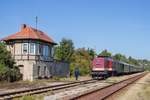 CLR 202 327-3 mit dem DLr 24589 von Karsdorf nach Naumburg Hbf, am 08.09.2018 beim Kreuzungshalt in Freyburg Bbf. (Foto: Philipp Hoffmann) 