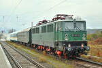 Die 211 013-8 der Dampflok Glauchau als Schlusslok am DPE 82957 von Halle (S) Hbf nach Karsdorf, 14.12.2023 in Naumburg (S) Hbf.