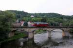 EBS 772 345-5 als  Unstrut-Schrecke-Express  DbZ 92480 auf der abendlichen R�ckfahrt von Erfurt Hbf nach Naumburg Hbf, am 24.08.2013 auf der Saalebr�cke in Bad K�sen.