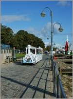 Gem�tlich f�hrt ein kleines B�hnchen am Hafen von Warnem�nde entlang.